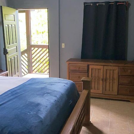 Airport Inn Roatan Exteriör bild