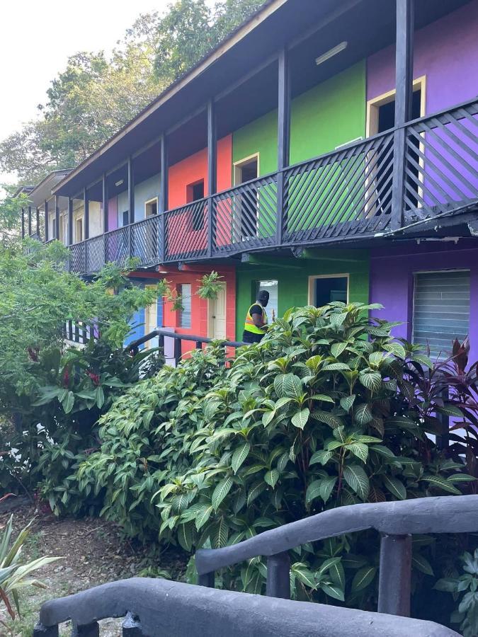 Airport Inn Roatan Exteriör bild