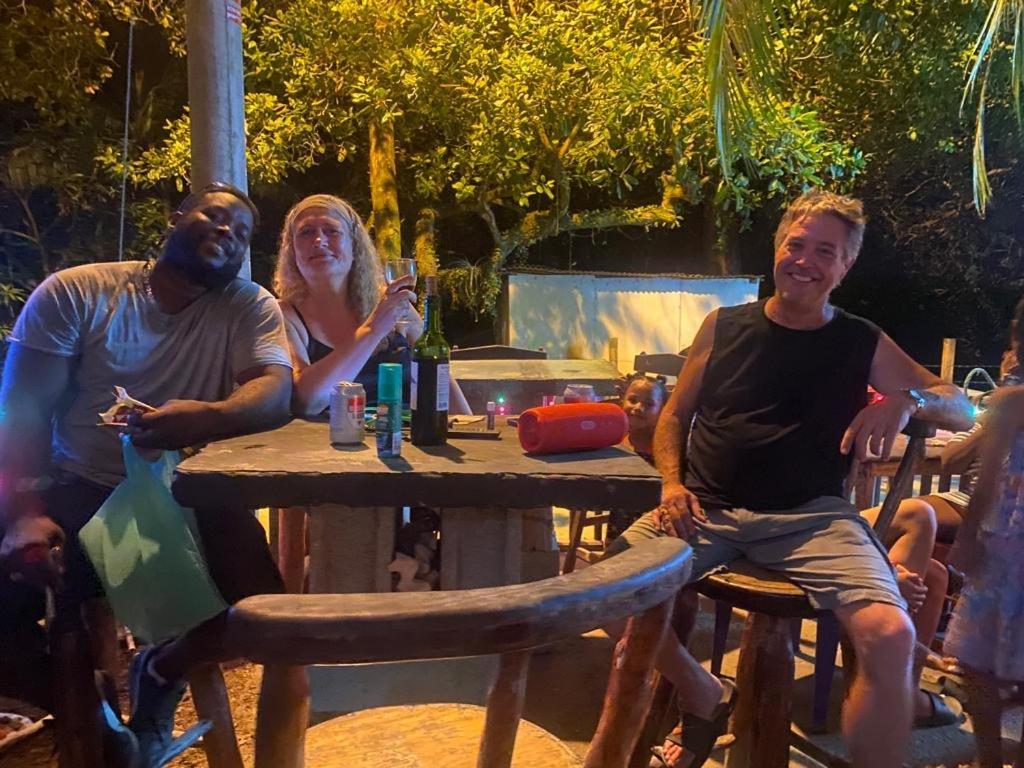 Airport Inn Roatan Exteriör bild
