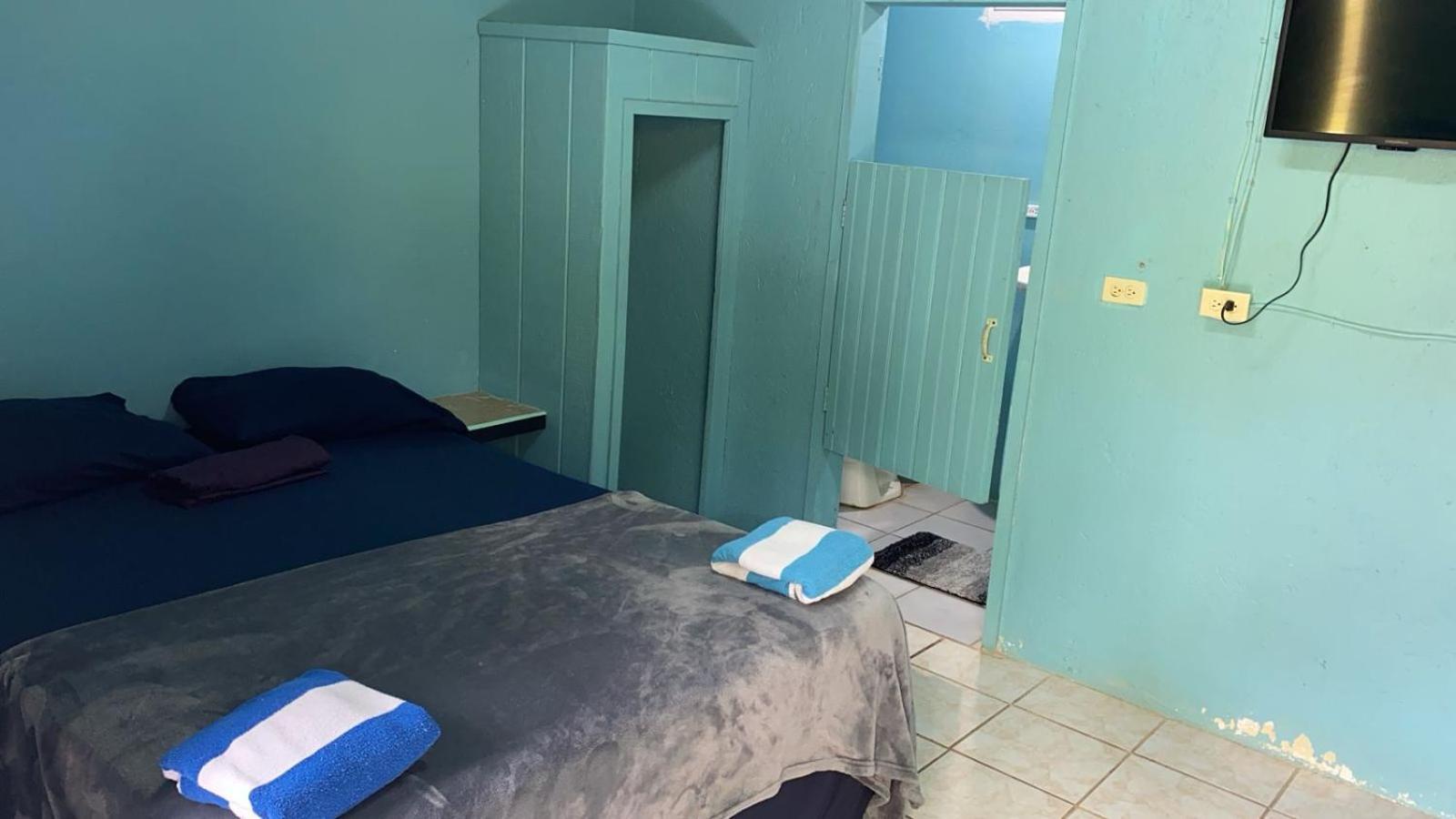 Airport Inn Roatan Exteriör bild