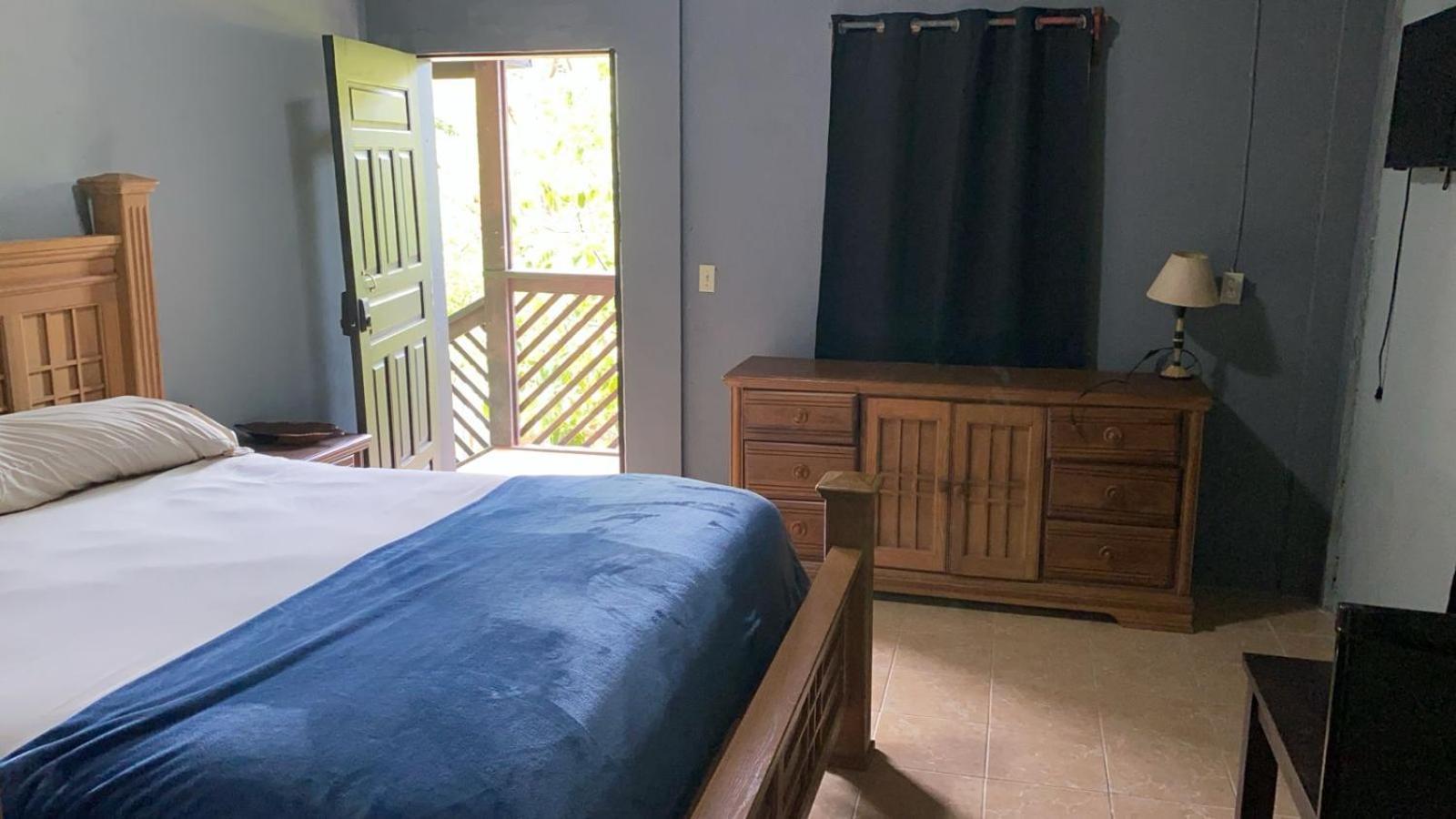 Airport Inn Roatan Exteriör bild